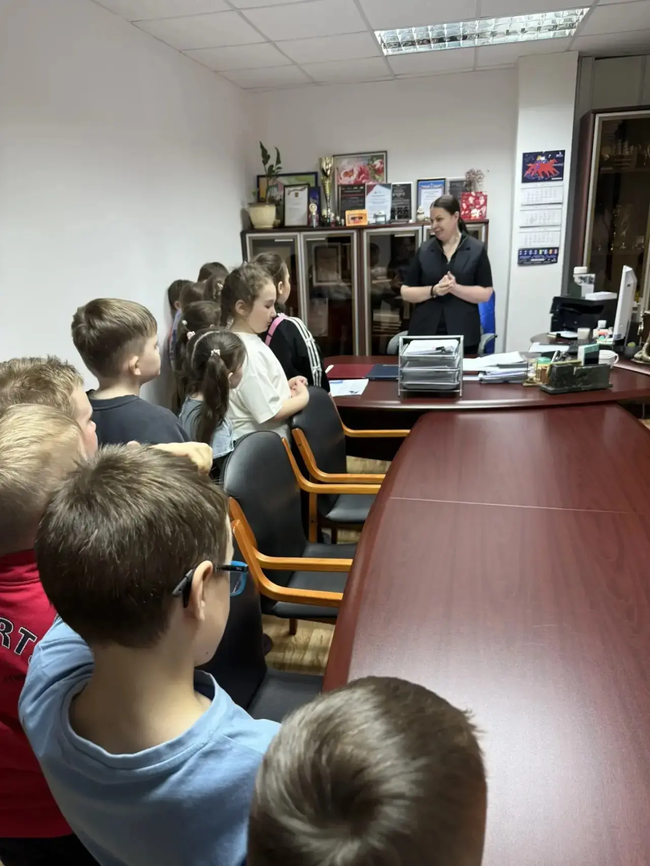 🎭✨ За кулисами начинается волшебство! ✨🚪  19 мая учащиеся 1 «К» класса вместе с классным руководител