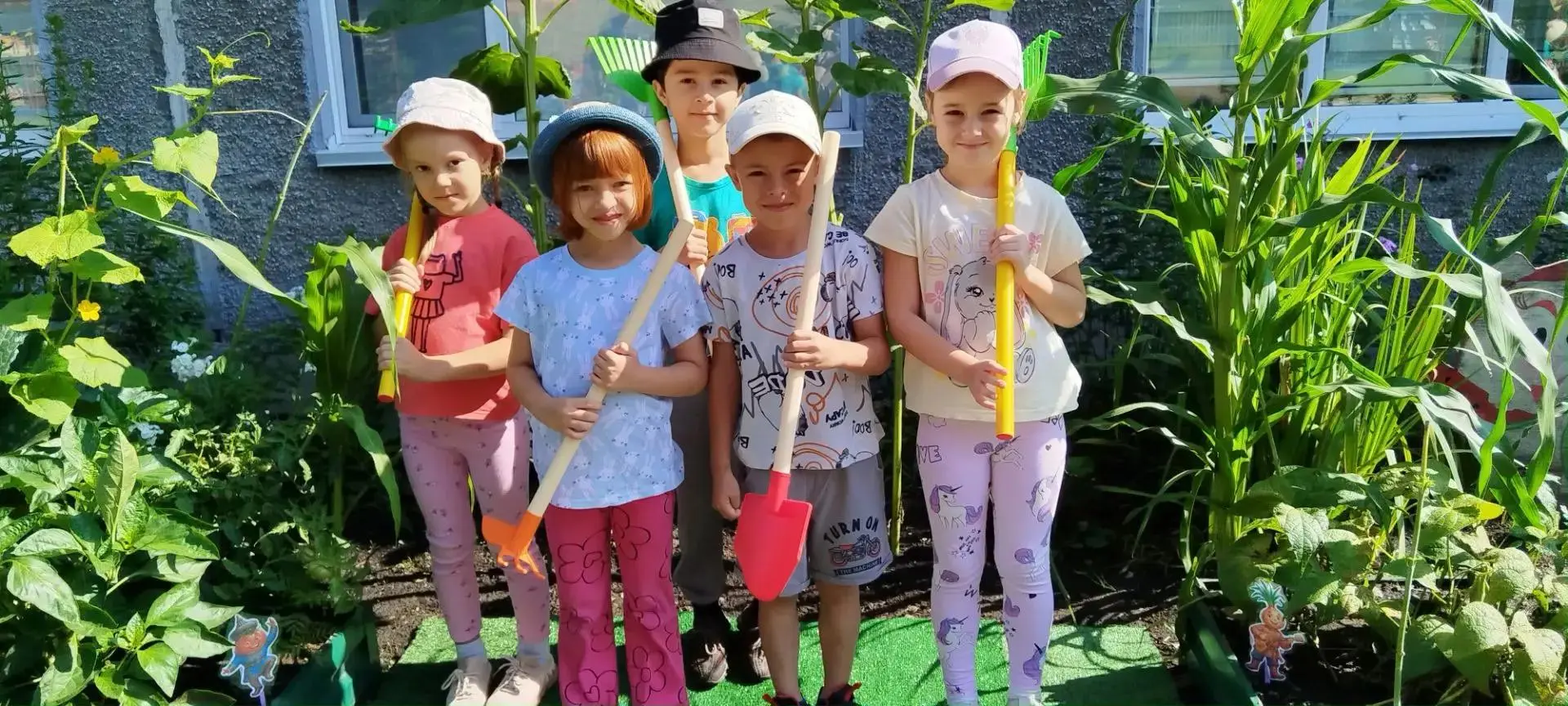 🌽Если ловкие ребятки
Сами полют грядки -
Все на диво подрастает,
Очень быстро созревает!

🥬Дошколя