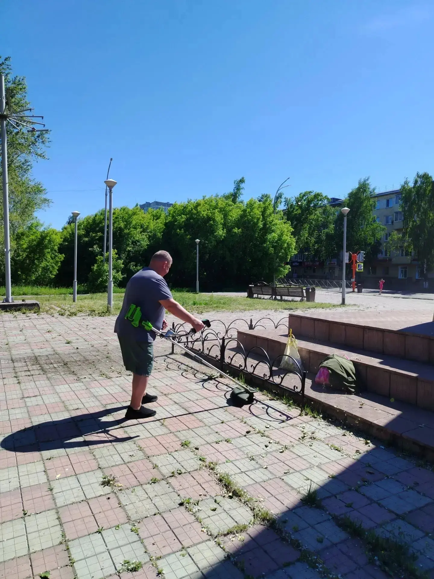 Городское отделение СЖК и волонтеры фонда АНО "Рука Помощи" провели субботник у стеллы "Слава борцам