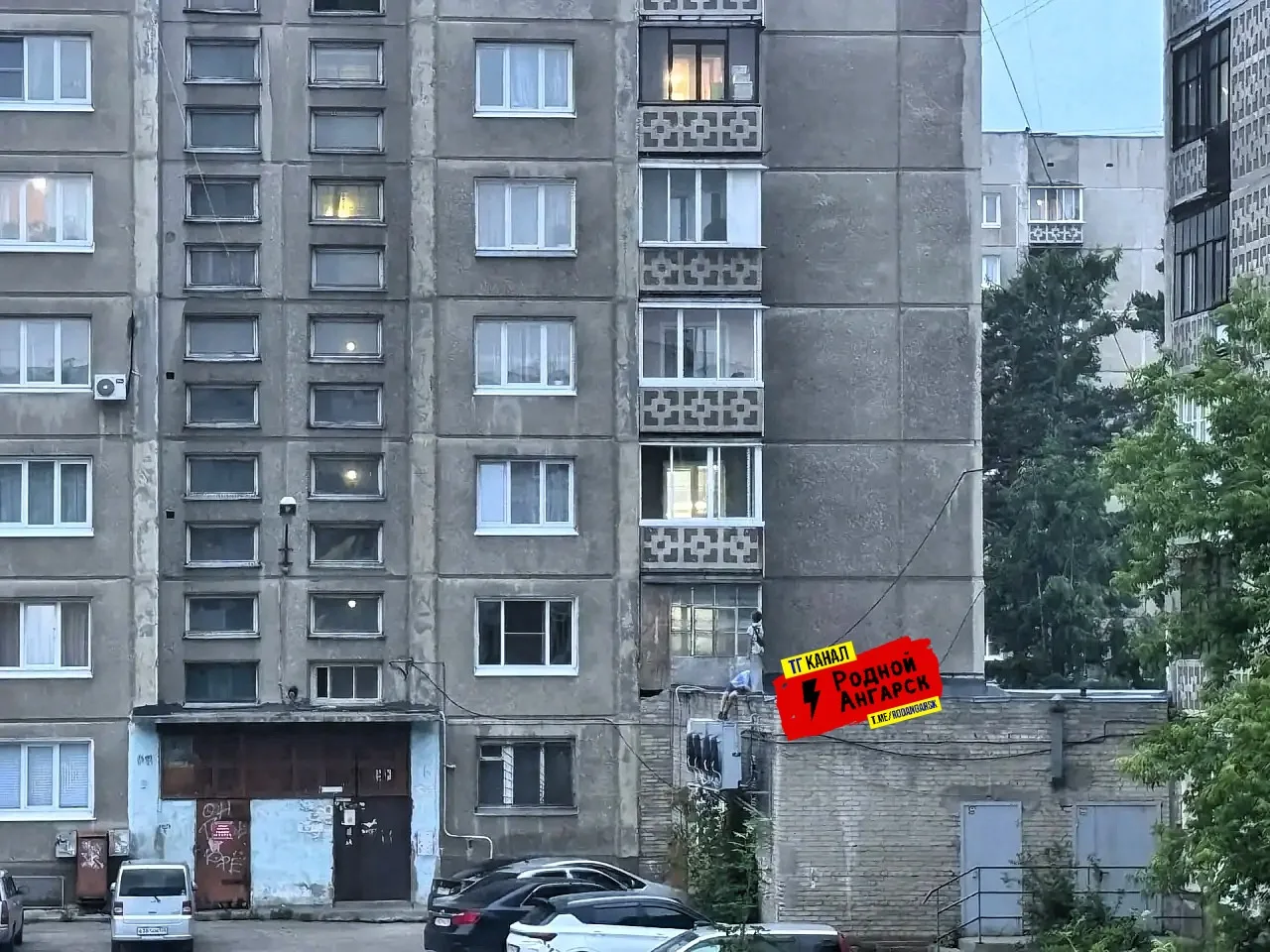 РА, 15 микрорайон, лазают два мальчика на крыше!