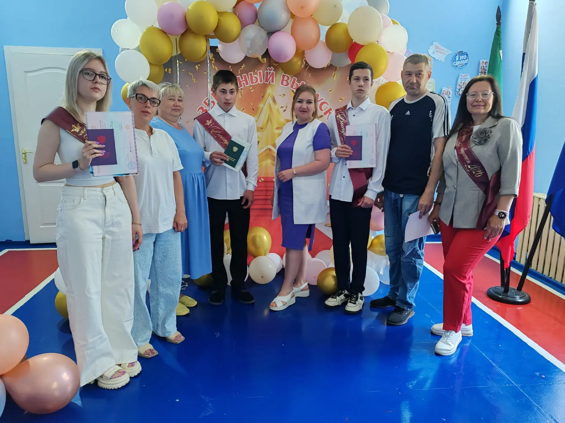В добрый путь, выпускники 9-х классов! 🎓🍂

Вчера, 3 июля, в нашей школе прошло торжественное вруче