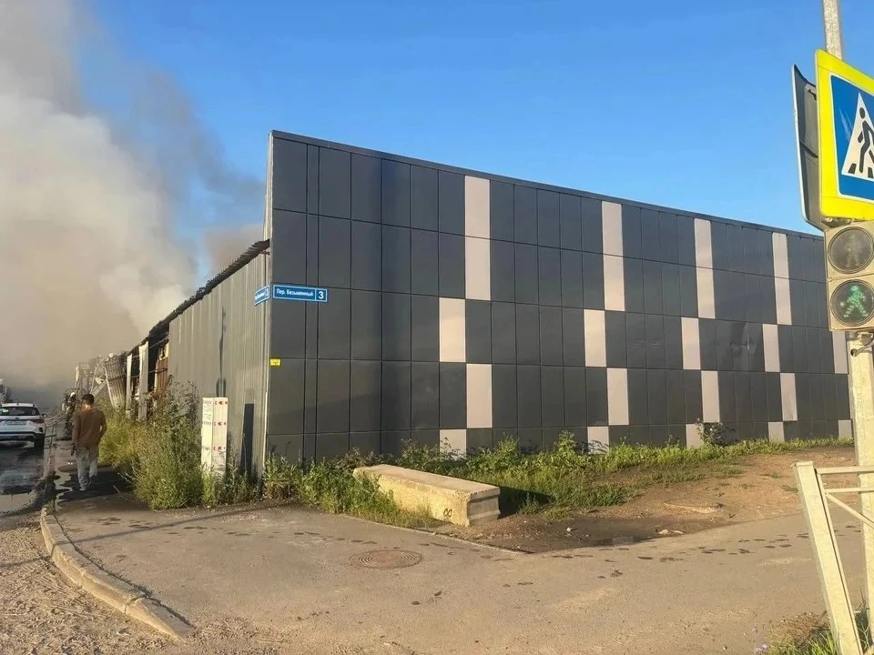 🔥 Крупный пожар на складе в Казани