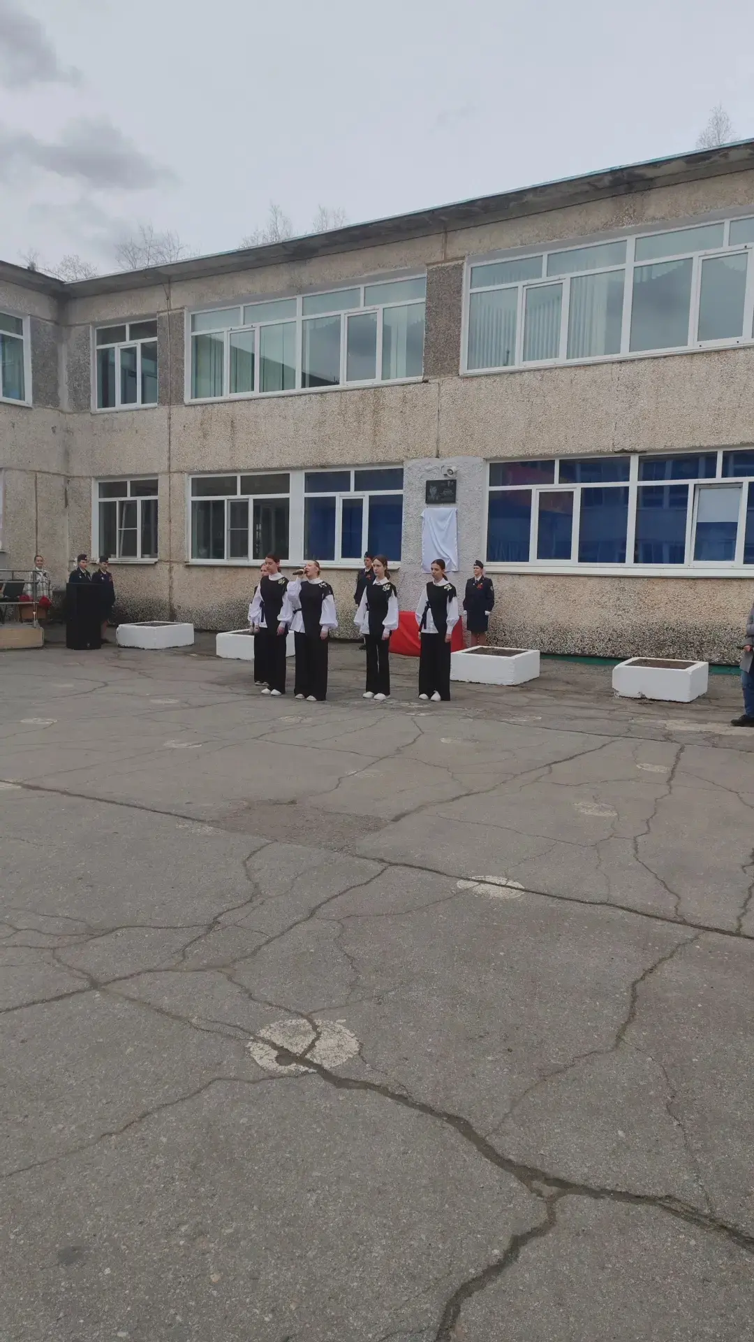 🇷🇺Я помню, я горжусь🇷🇺 🗓27.04.2026 в гимназии прошел торжественный митинг, посвящённый открытию мемо