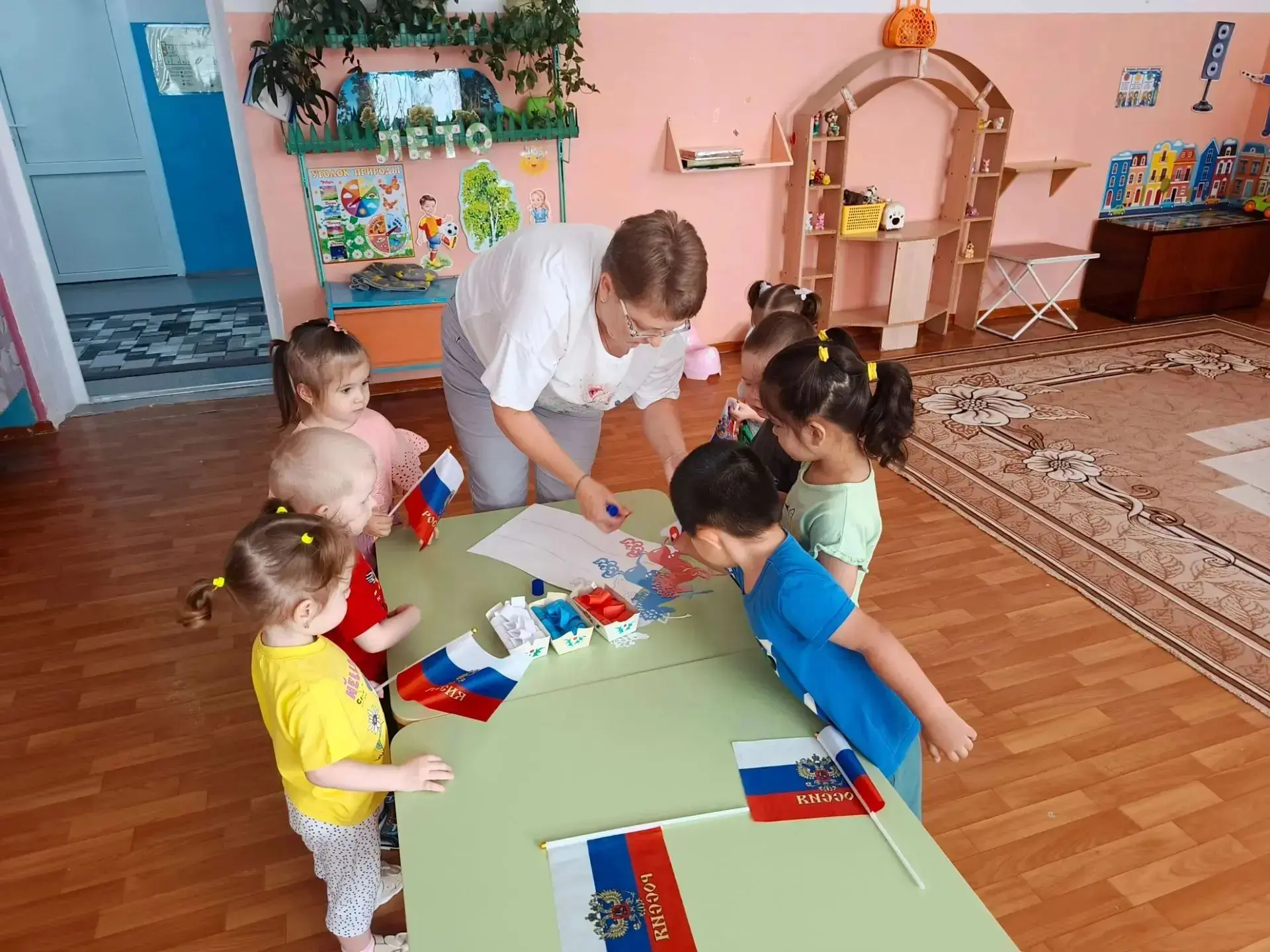 Воспитанники  СПДО "Детский сад" МОУ " СОШ им И. И. Масленникова" с воспитателями Кирил...