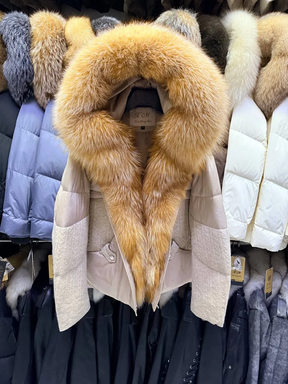 Пуховик с натуральным мехом песца , чернобурки и лисы;