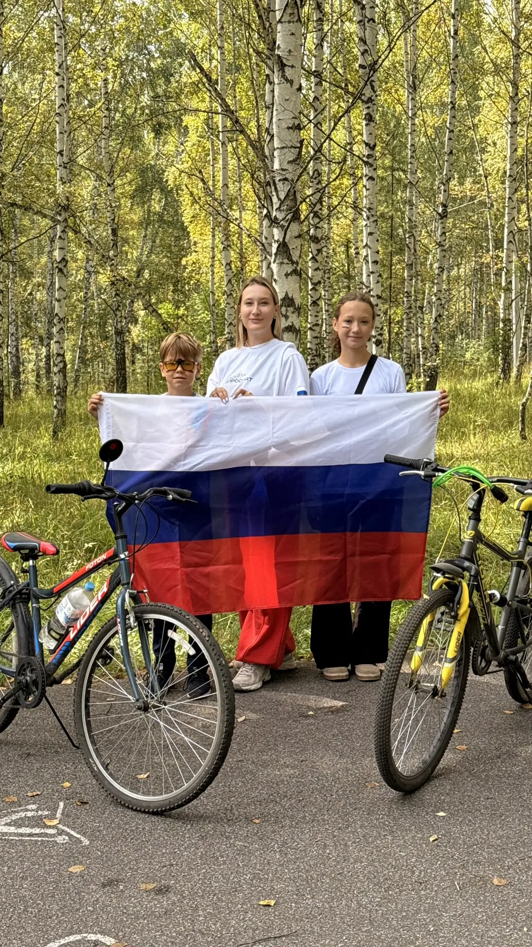 Дорогие педагоги, обучающиеся и родители, поздравляем вас с Днём Государственного флага...