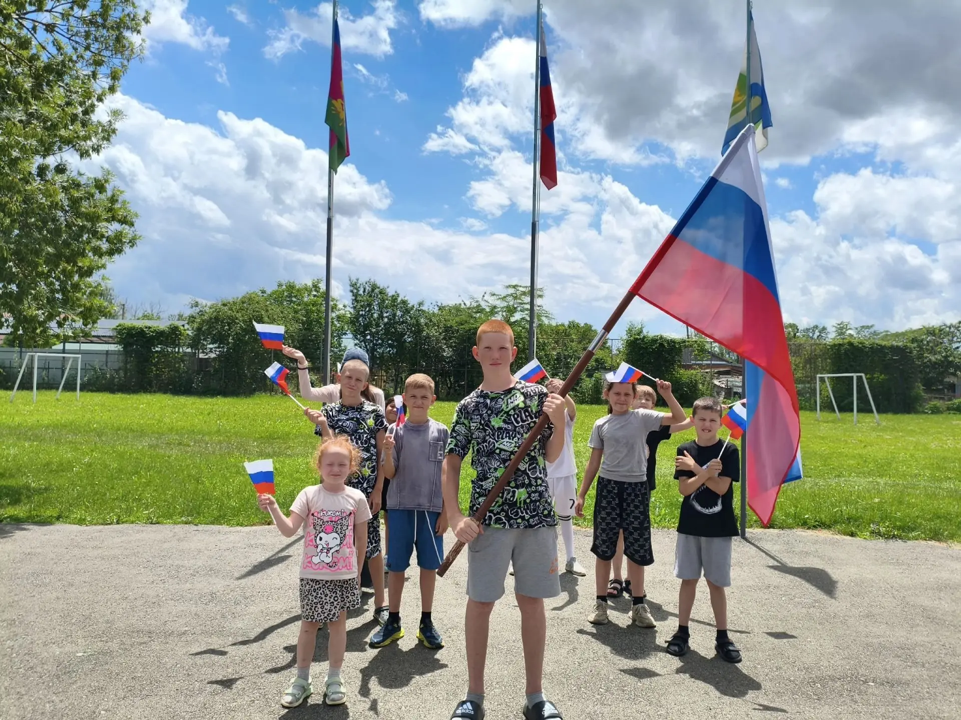 🇷🇺В преддверии  Дня Государственного флага Российской Федерации учащиеся нашей школы ...