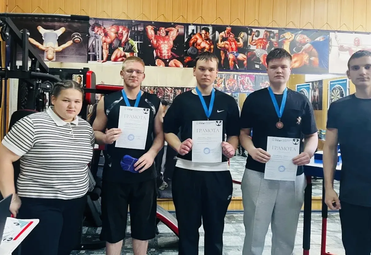 🔥💪 Турнир по армрестлингу в УУКЖТ — сила, воля и медали! 🏆🤜🤛  23 апреля состоялся турнир по армрестл