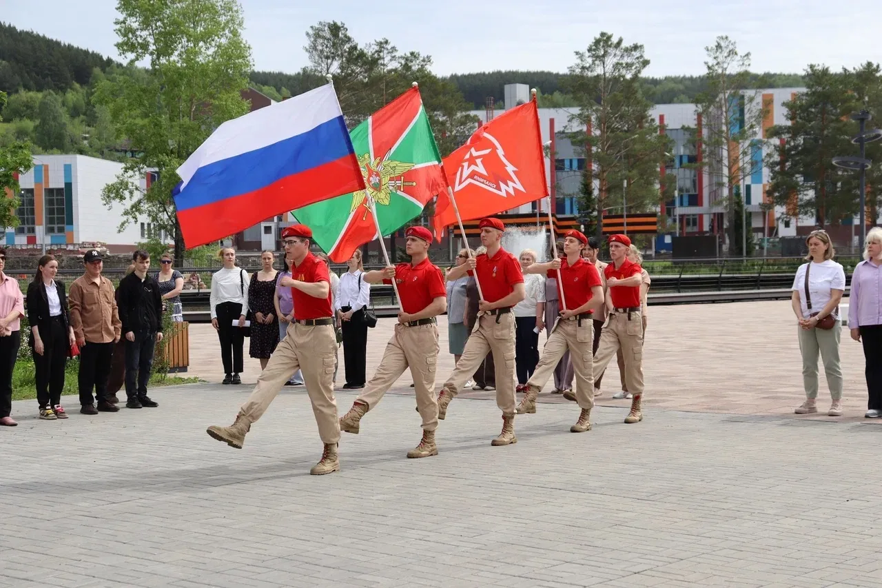 Сегодня двойной праздник, объединяющий два поколения одним общим чувством - любовью к Р...