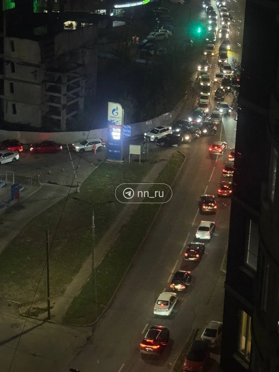 ❗️Серьезная пробка образовалась рядом с АЗС на улице Тимирязева. В ожидании своей очере...