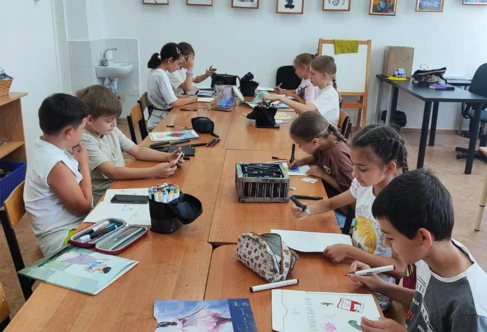 В «Современном искусстве» сегодня работали настоящие дизайнеры! 👕✍️

Лето — время ярких идей и смел
