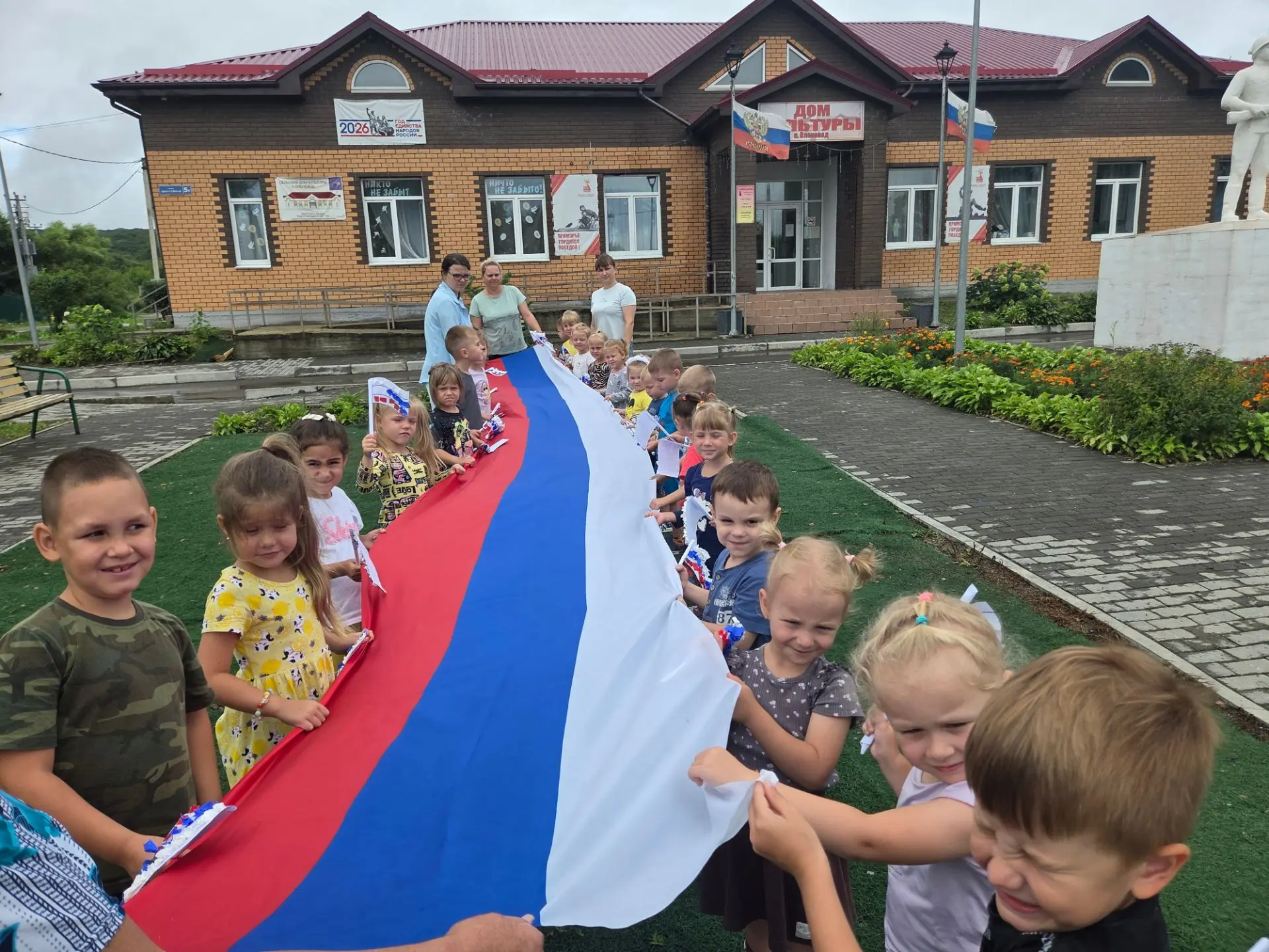 🇷🇺"Три цвета России" мастер -класс в Доме культуры посёлка Оленевод!🇷🇺