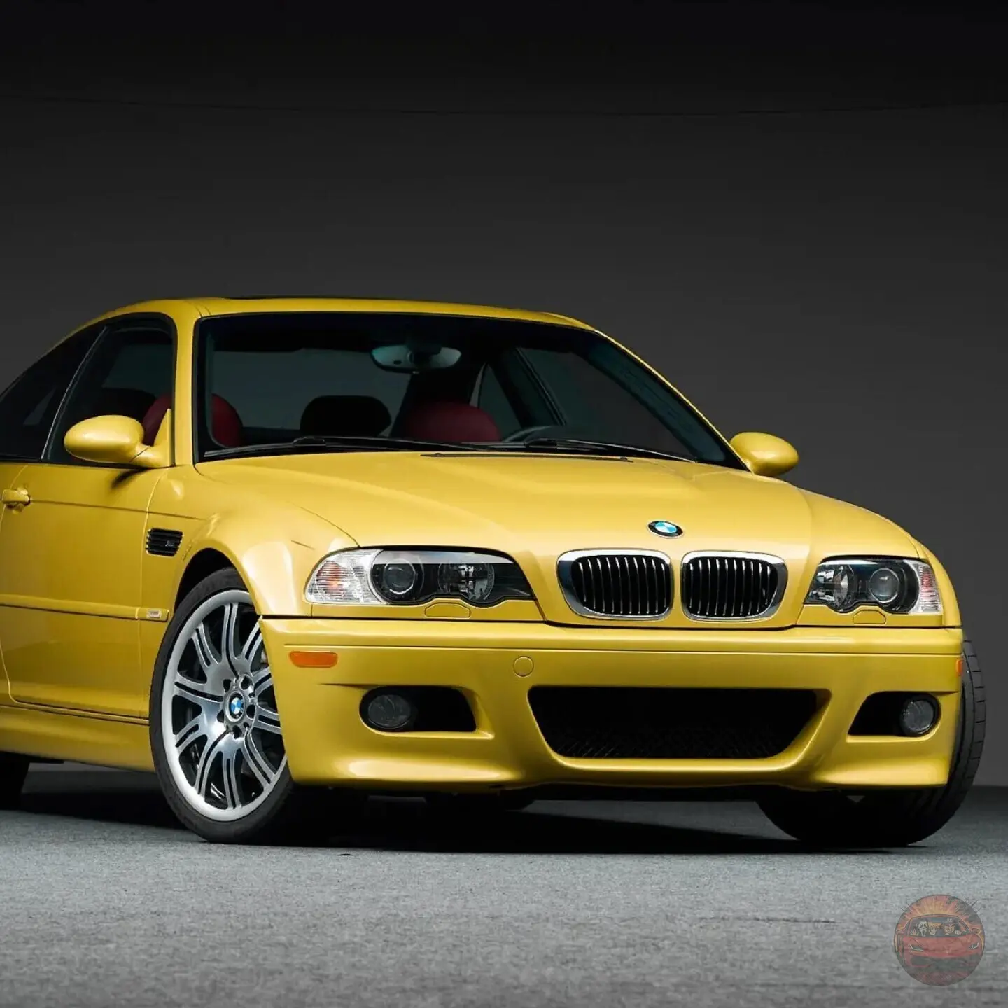 🍟 BMW M3 E46 в спецификации, которая спокойно делит людей на два лагеря.

Это купе 2003 года в цвет