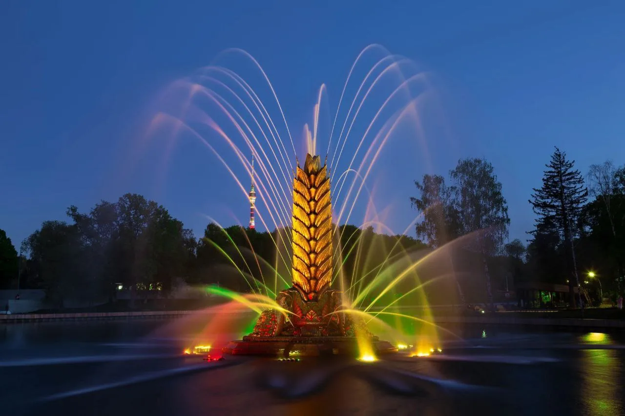 ⛲ «Золотой колос» на ВДНХ

▫️Один из самых необычных фонтанов выставочно-паркового комплекса располо
