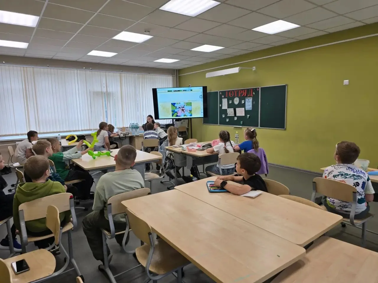 Сегодняшний день в школьном лагере был наполнен теплом, творчеством и весельем!
Вот как мы провели э