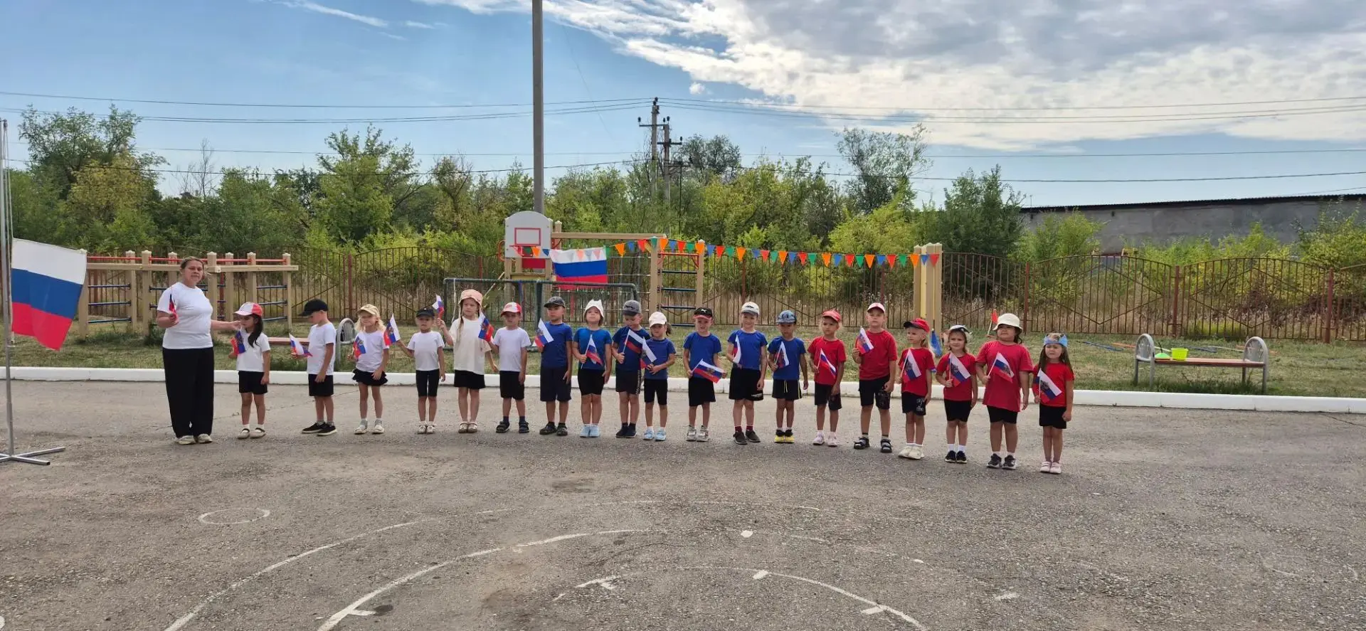 Физкультурный праздник в честь Дня Государственного флага России.