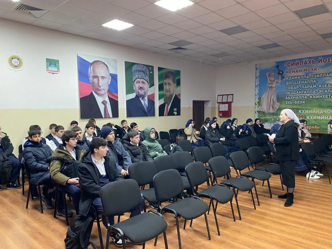 По традиции в МБОУ «СОШ №20 им. М.С.Ташухаджиева» учебная неделя началась с церемонии п...