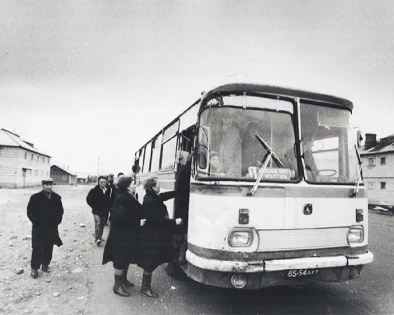 Автобусное сообщение с Искателей было налажено в 1976 году. Маршрут №1 отправлялся в по...
