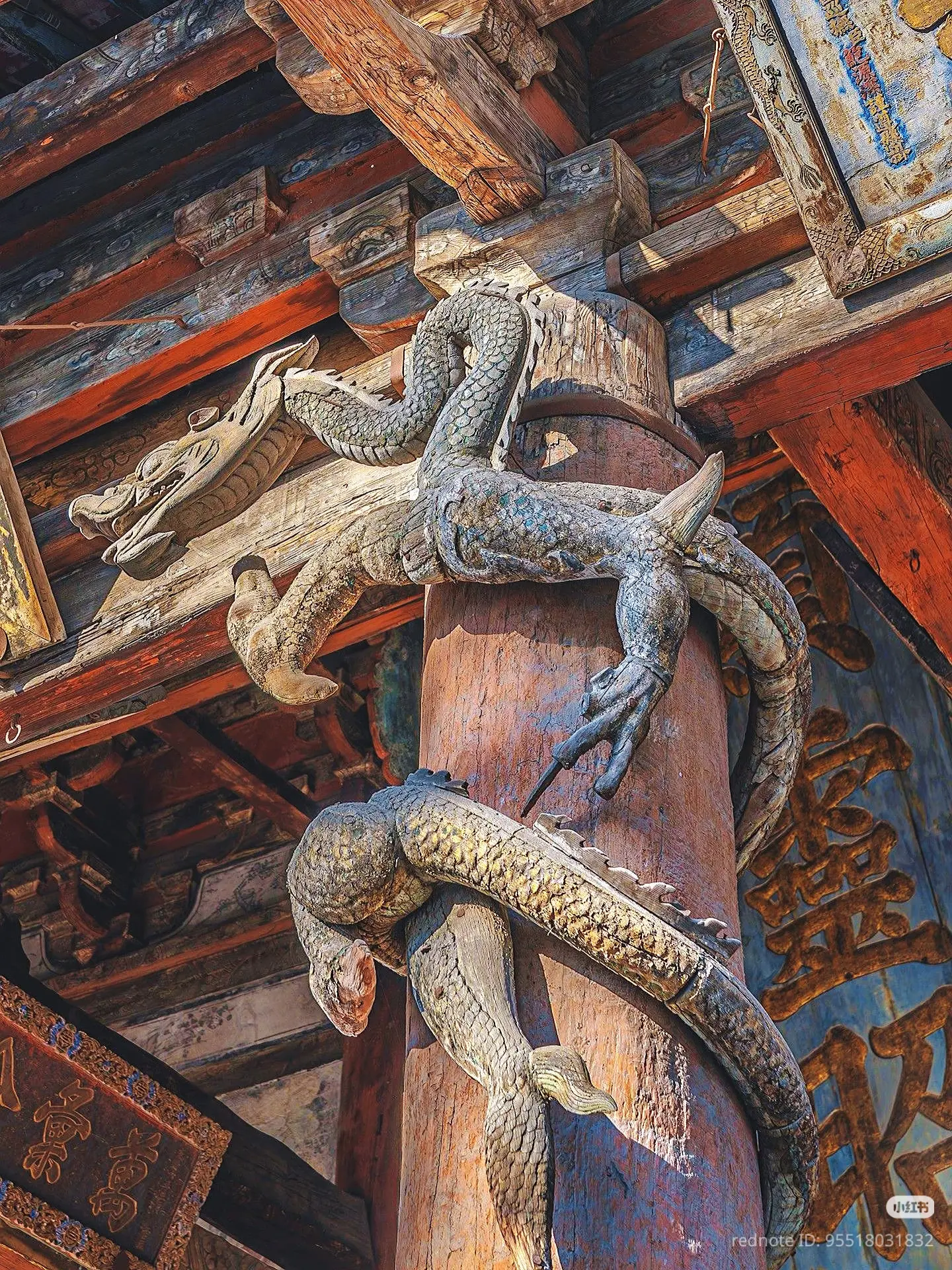 ⛩️ Колонны с драконами в храме Цзиньцы, провинция Шаньси. 
 
🐲 Драконы были вырезаны в 1087 году во