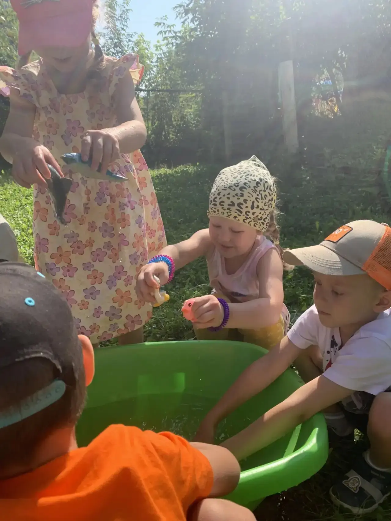 Солнце, воздух и вода — наши лучшие друзья! 🌞

В группе «Улыбка» прогулка без водных игр — не прогу