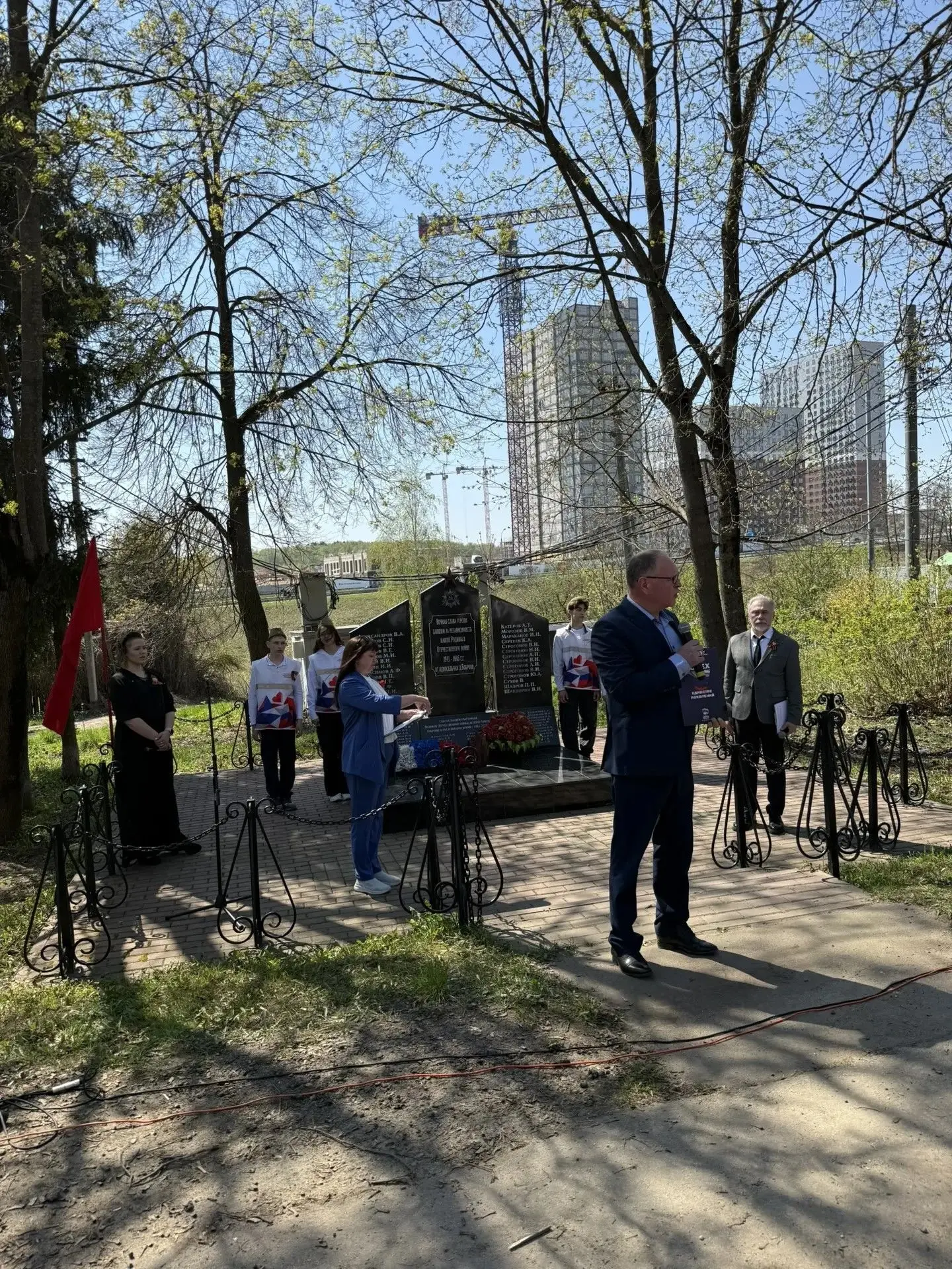5 мая обучающиеся МАОУ «ОЦ «Лидер» приняли участие в торжественном митинге у Памятника жителям дерев