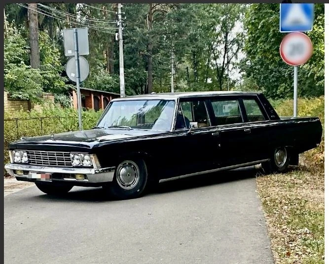 ЗИЛ-114 - советский лимузин с мотором V8 на 300 лошадей. Делали по 10 штук в год.