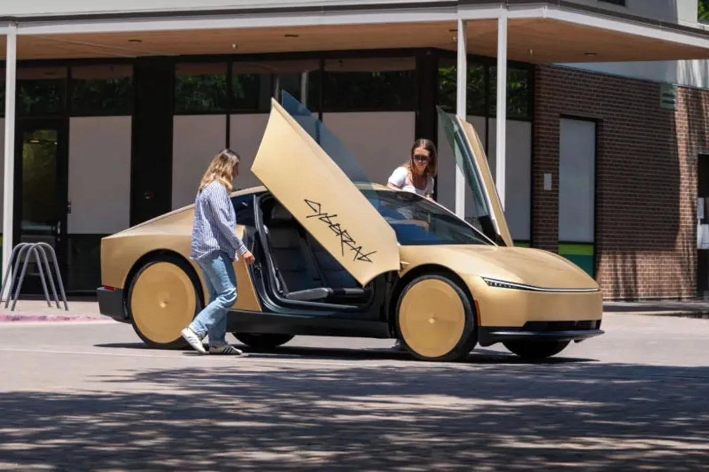 Tesla запустила Cybercab без руля и педалей — почему через полдня к машинам возникли во...
