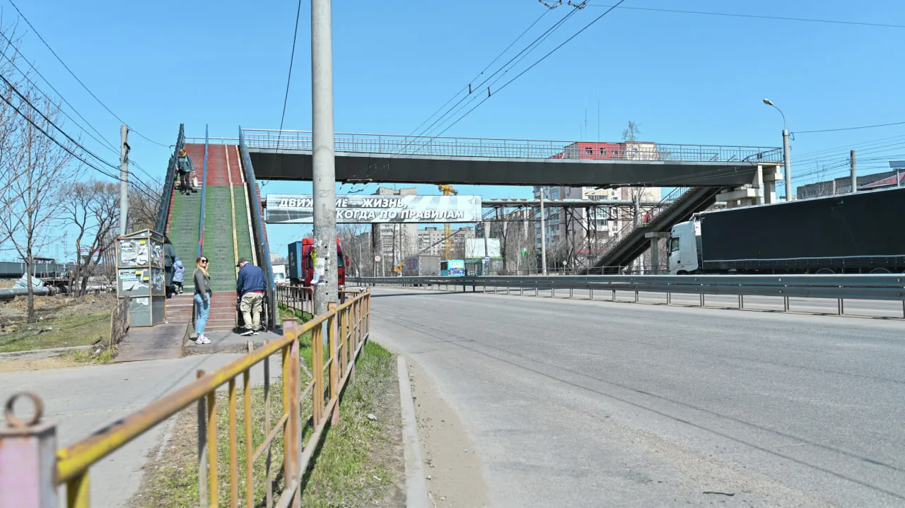 Женщина упала с виадука на проспекте под машину и погибла.  Сегодня ранним утром на проспекте 60-лет