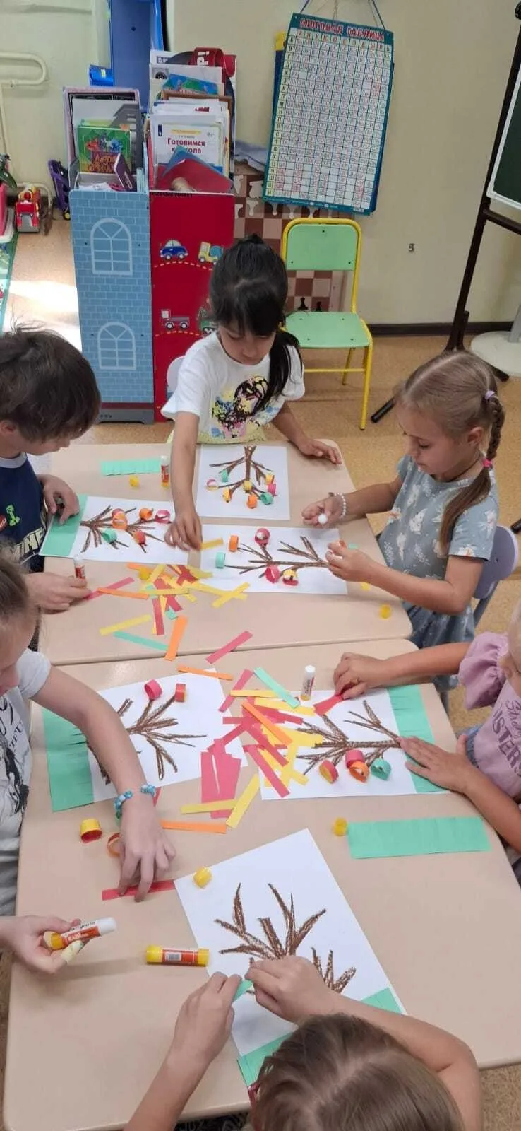 🍂 «Вот и осень наступила»: группа «Ежевичка» создала яркое осеннее дерево!