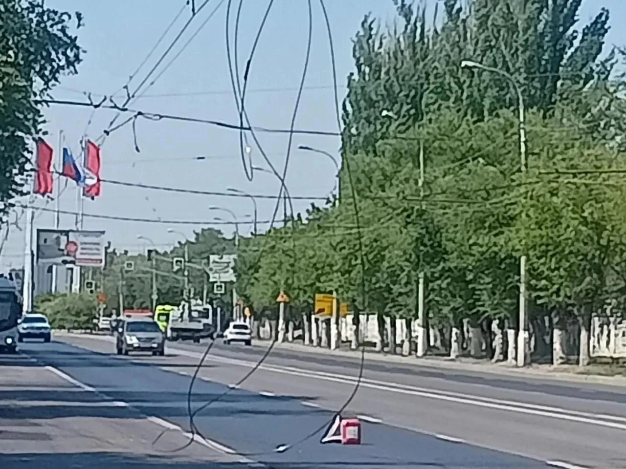 Утром в Тракторозаводском районе произошло необычное ДТП. По словам автомобилистов, у п...