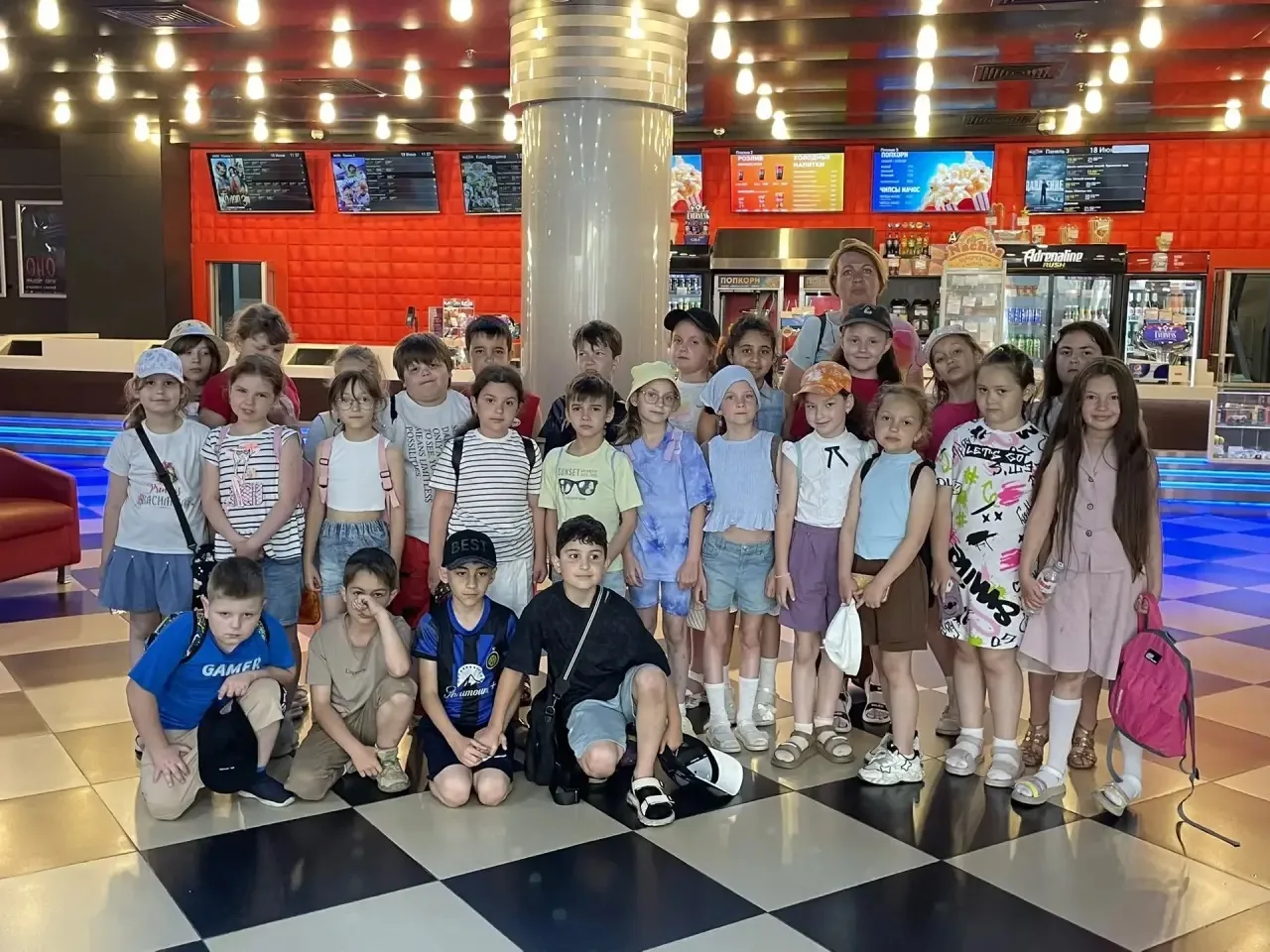 Поход в кино 🍿🎥 

Сегодня наш замечательный 3 отряд провел время за просмотром мультфильма «Зверол
