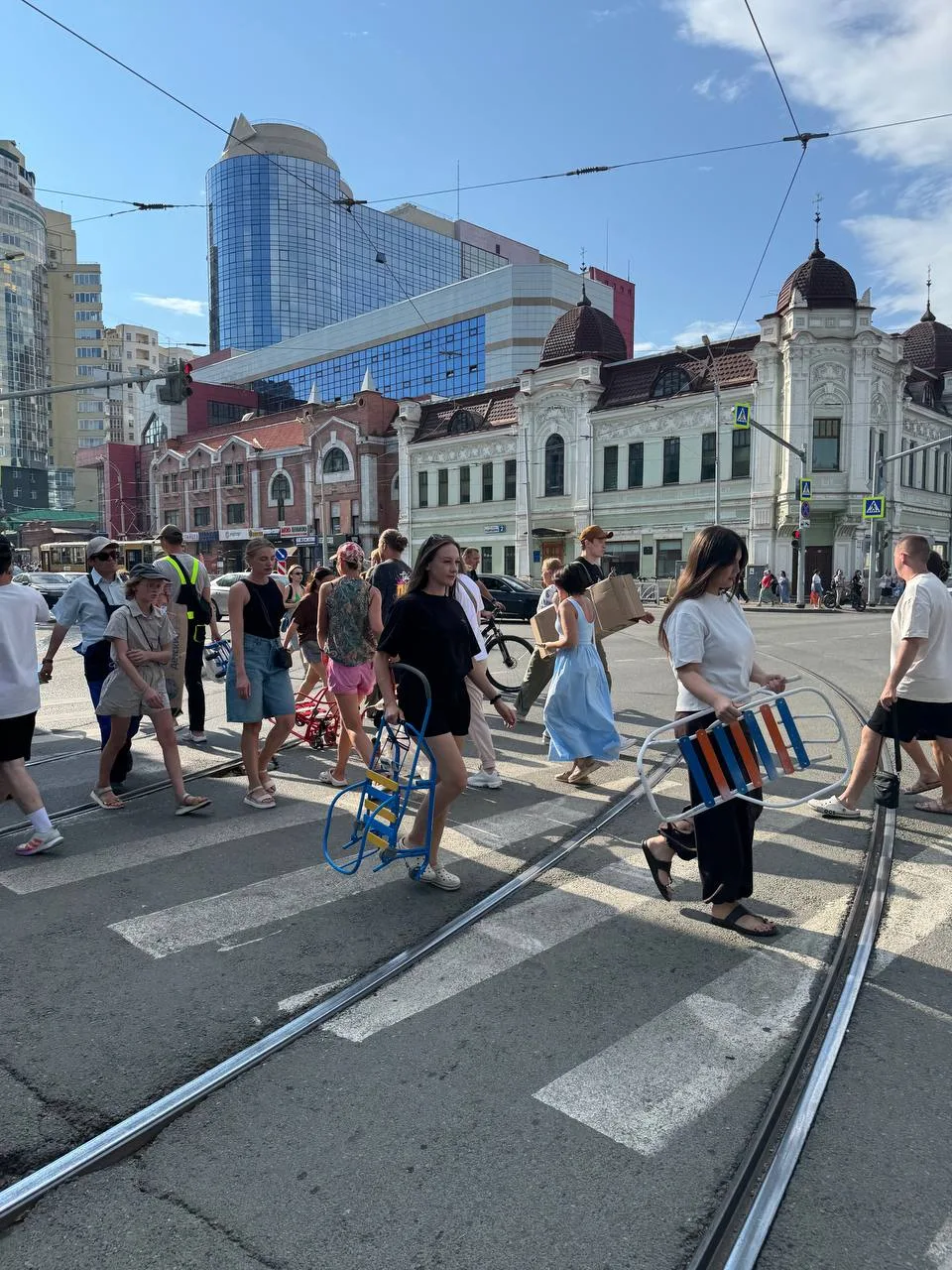 🙂 Загадка дня: зачем екатеринбуржцам санки в конце июля?

Очевидцы заметили людей с разноцветными с
