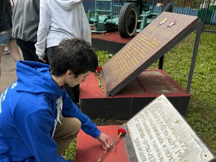 🌸 Встреча памяти  У Мемориальной пушки, расположенной возле корпуса на Поклонной 10, прошел митинг, 