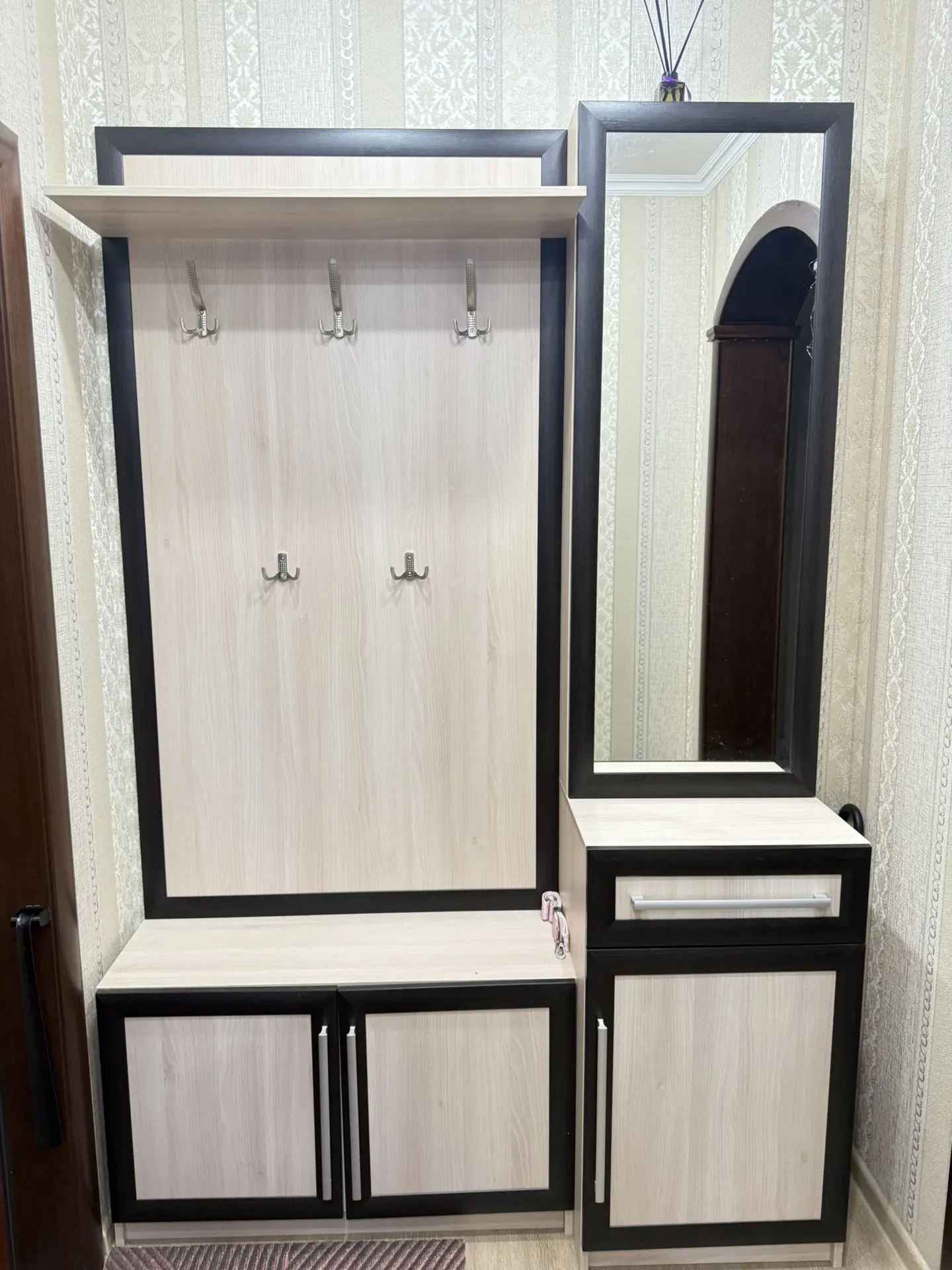 Продается прихожая, состояние отличное, без сколов и потертостей,замеры представлены на...