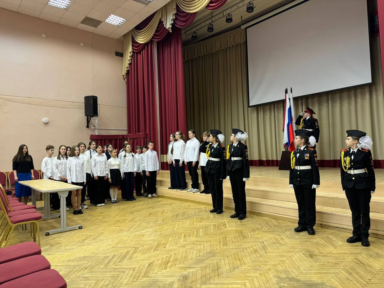 Наши традиции  🇷🇺 Сегодня понедельник, а значит мы вновь знакомимся с талантливыми ребятами из знамё