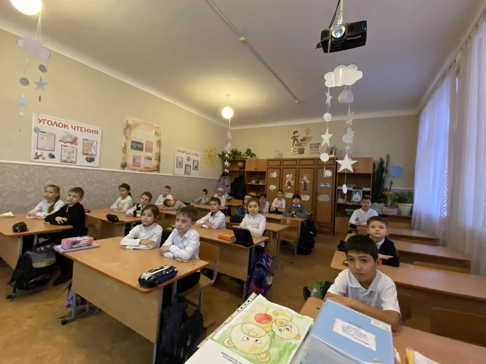 Новая учебная неделя в нашей школе традиционно началась с поднятия флагов и исполнения ...