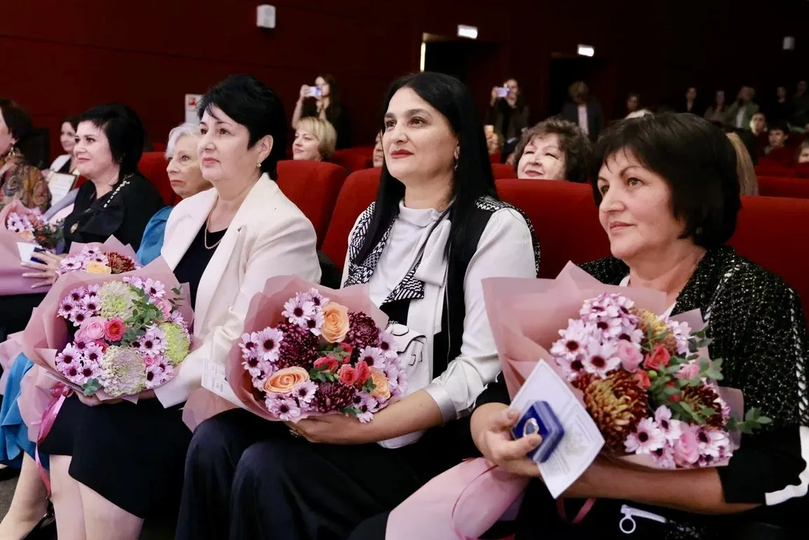 «Учителя, ваш труд, как мир, бесценен!..»