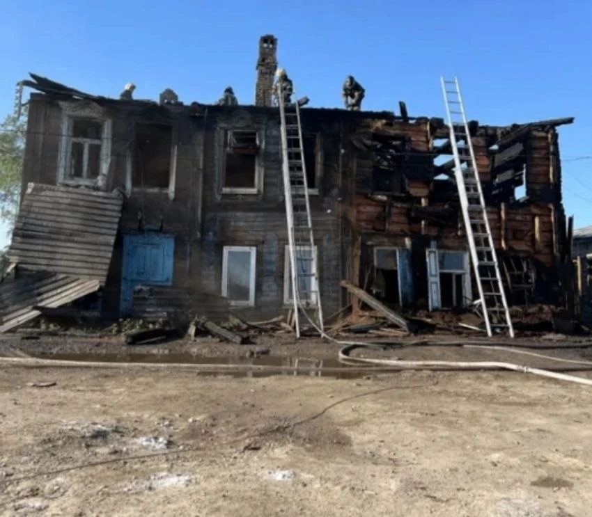 Минувшей ночью в Астрахани, на улице Трофимова, 146, вспыхнул пожар в двухэтажном нежилом доме.

 Ог