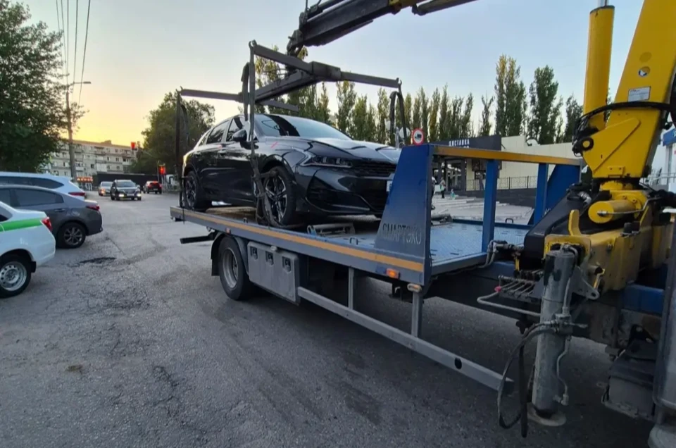 Волгоградец выплатил долг по налогам и штрафам после ареста автомобиля бизнес-класса

Сотрудники Кир