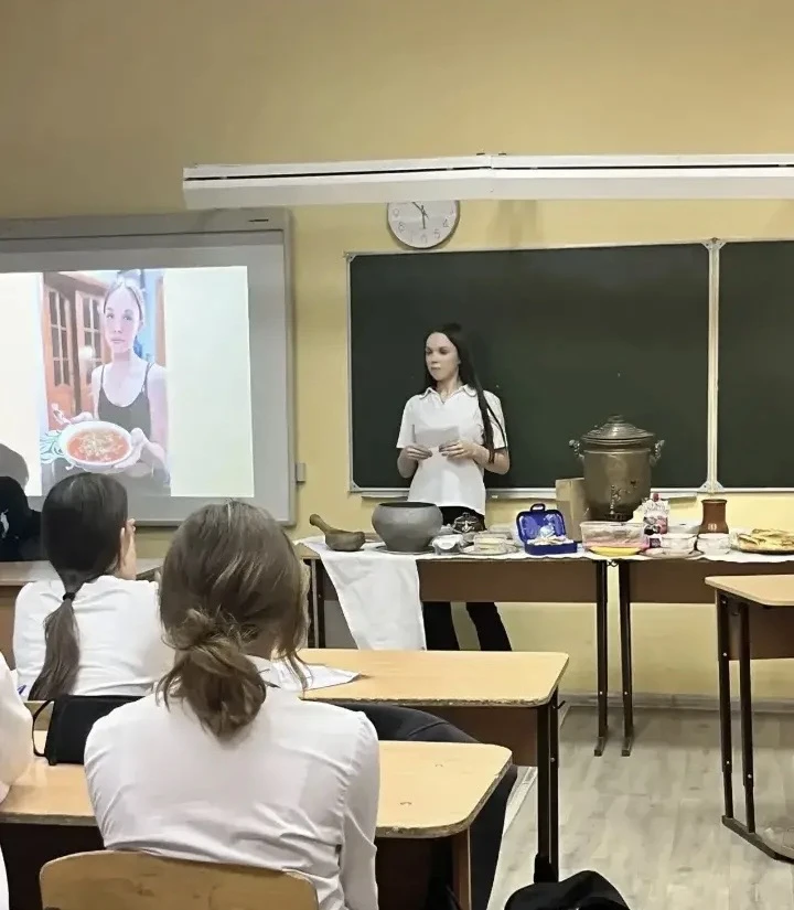 В 7-х классах прошёл кулинарный мастер-класс! 🍽️  Ребята приготовили дома национальные блюда: осетин