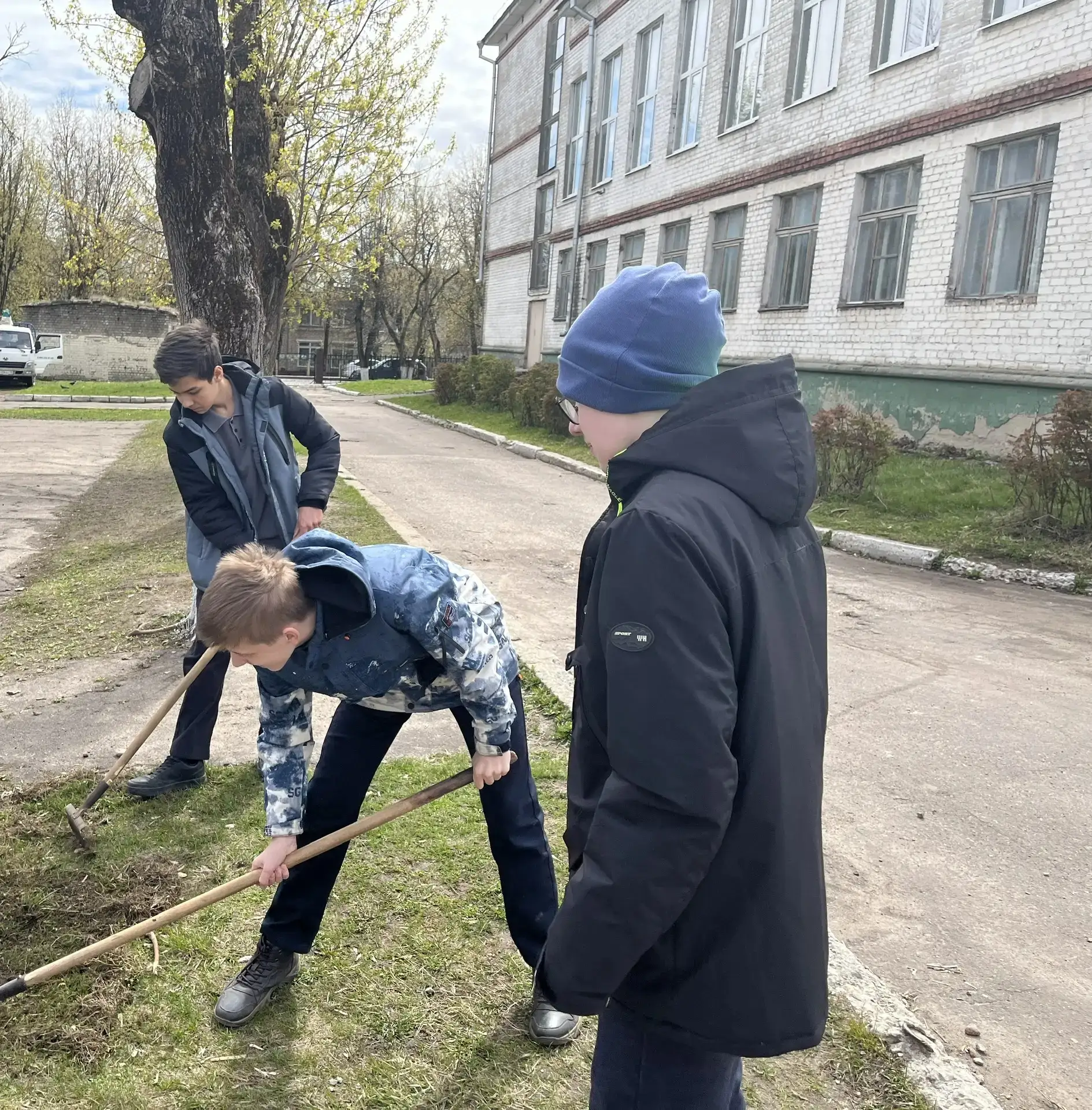 💪 Субботник в школе — к 1 Мая готовы! 💪  Учащиеся нашей школы вышли на субботник, чтобы навести поря