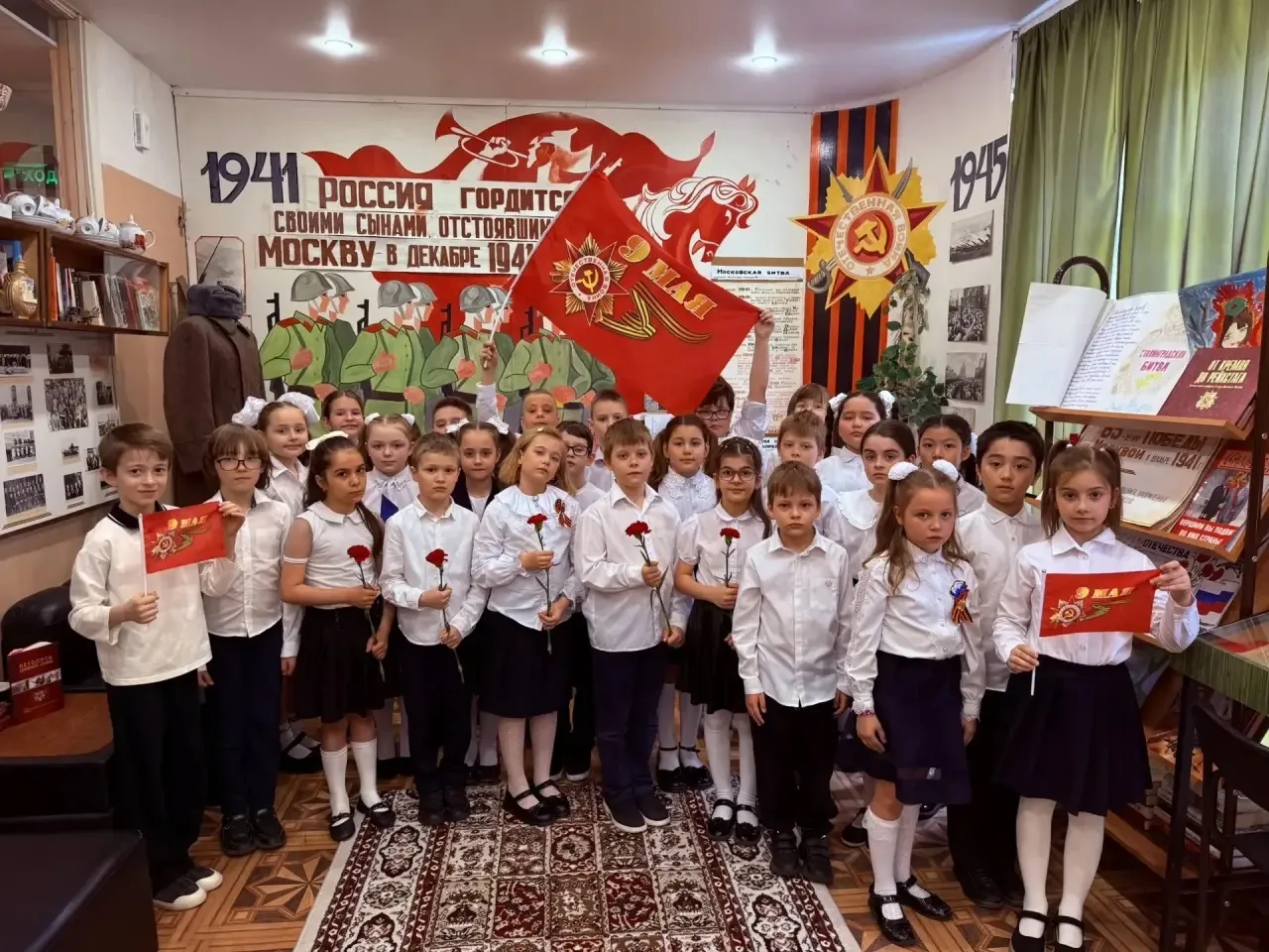 Красные гвоздики 🕯️  Патриотическая акция «Красные гвоздики» в рамках проекта «Мой героический район