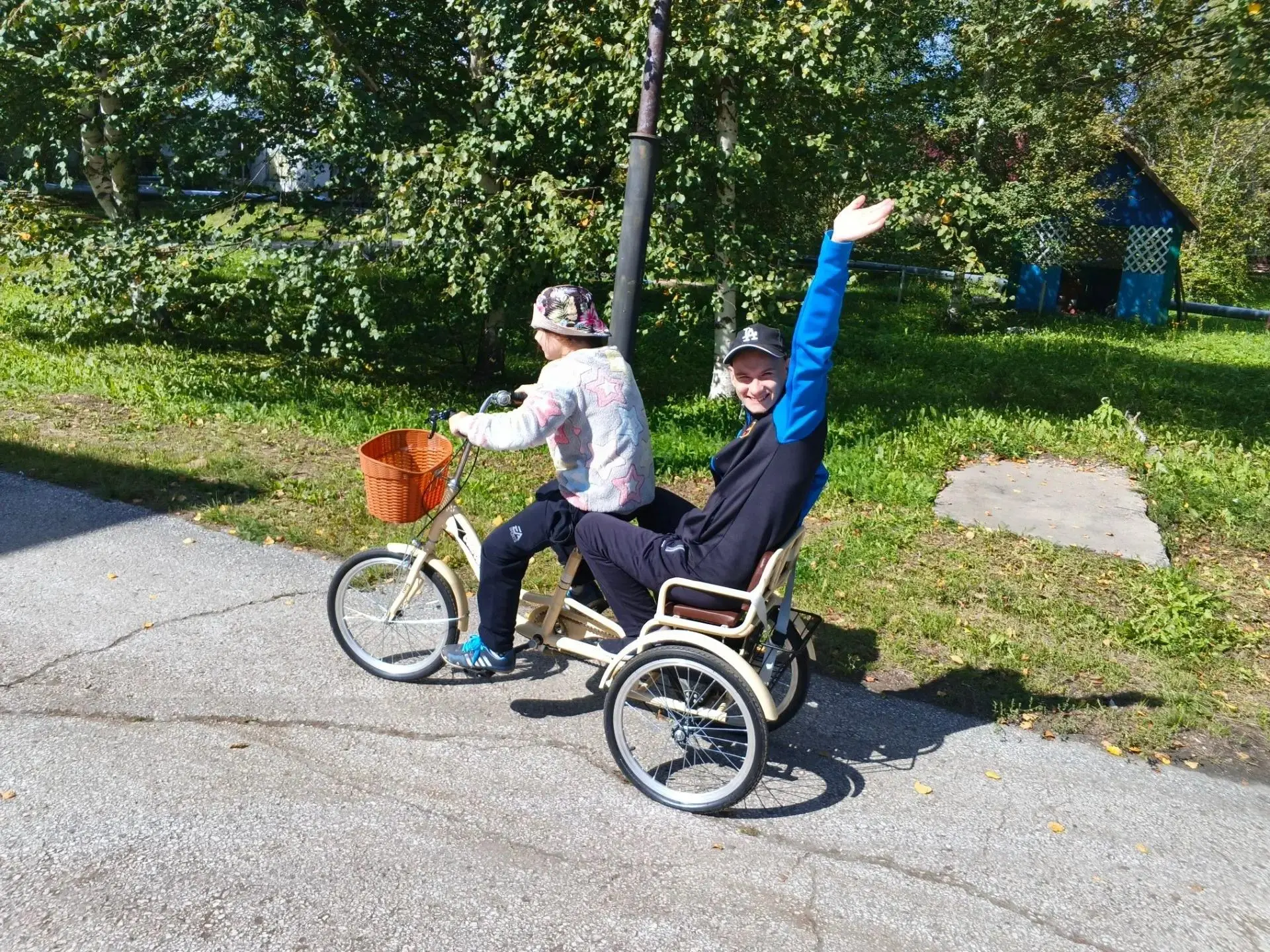 Сентябрь — огонь!  Вместо дождей — ласковое солнце, вместо тоски — велосипеды. Сегодня ...