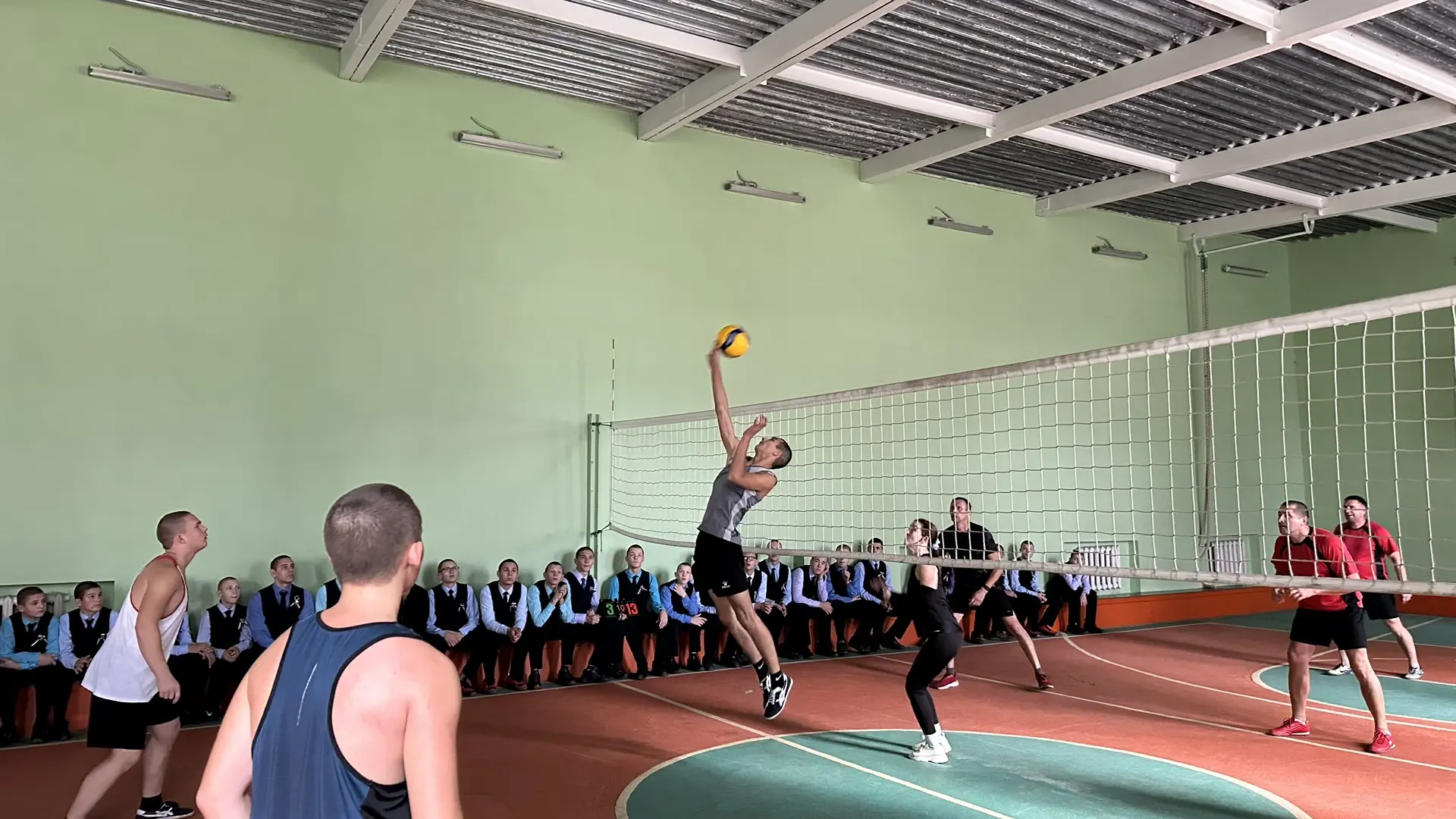 📢 Товарищеские соревнования по волейболу в Калтанском СУВУ 🏐