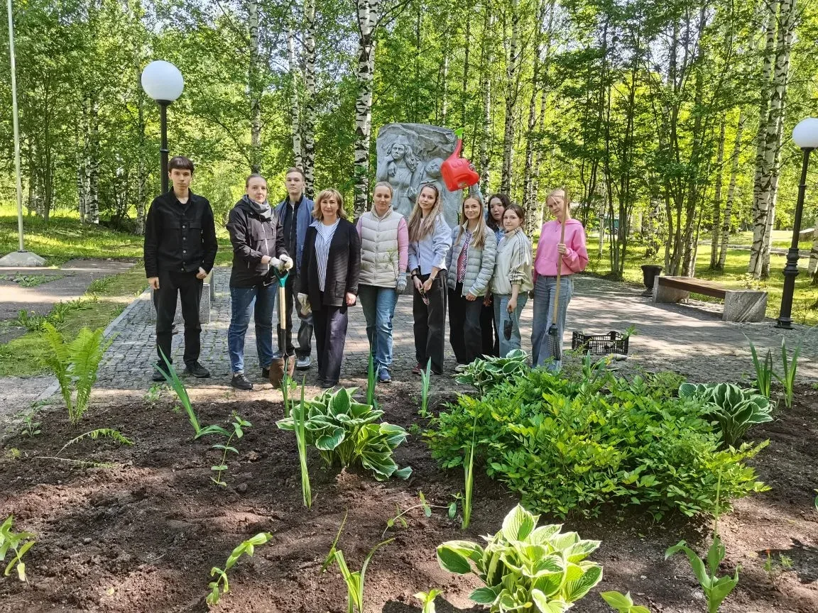 🌱🌸 Наши студенты и преподаватели показали настоящее командное дух и заботу о нашем колледже! Они п