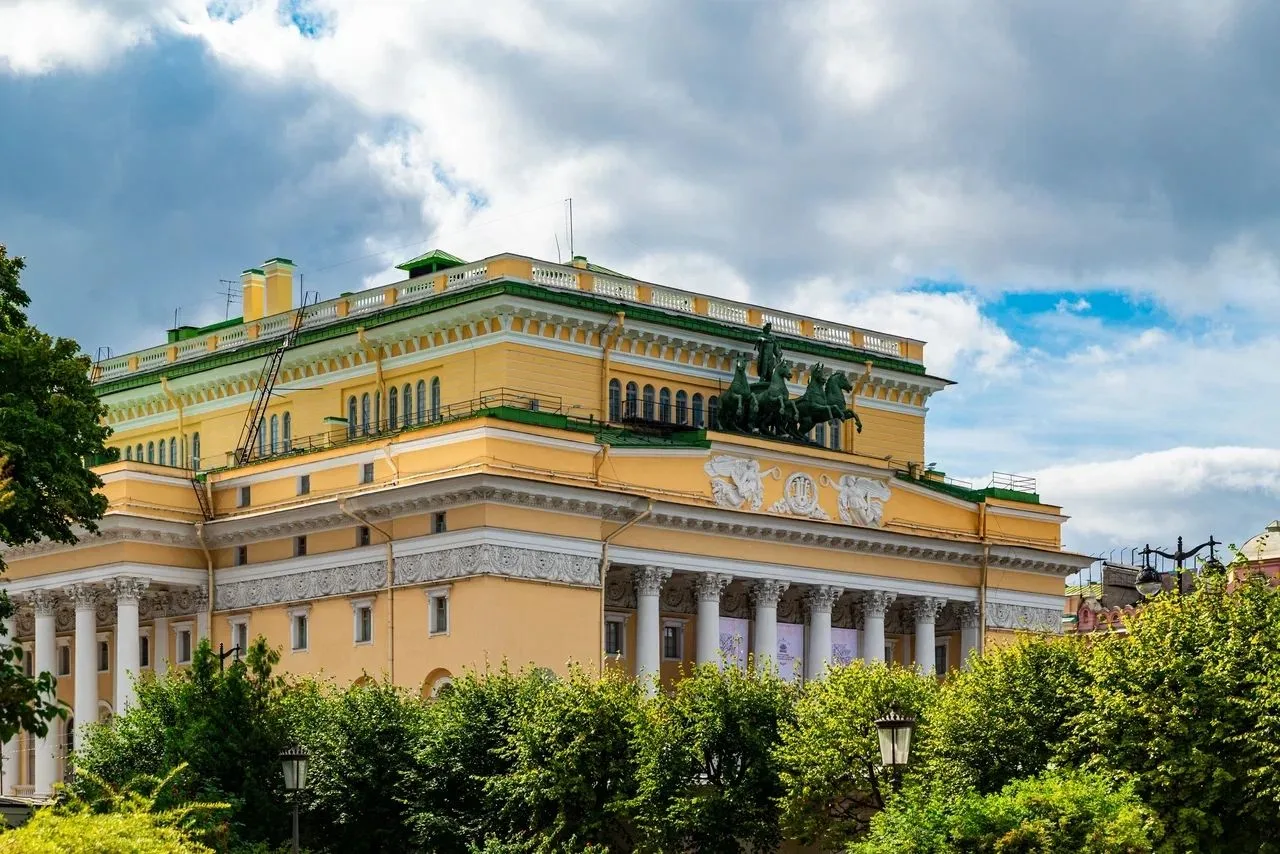 🎭Александринский в XIX веке считался весьма демократичным в сравнении с другими импера...