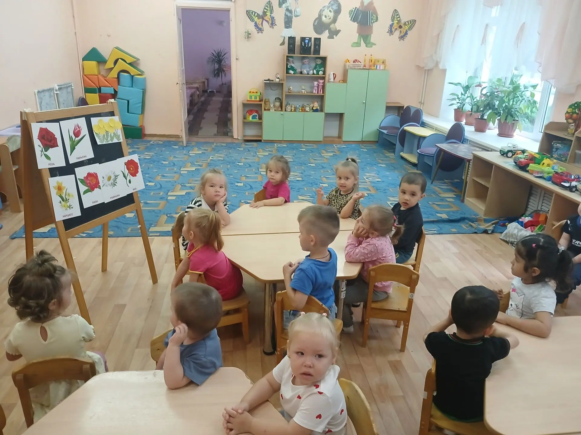 Сегодня на младшей группе "Подсолнух" ребята отправились в увлекательное путешествие - в "Мир цветов