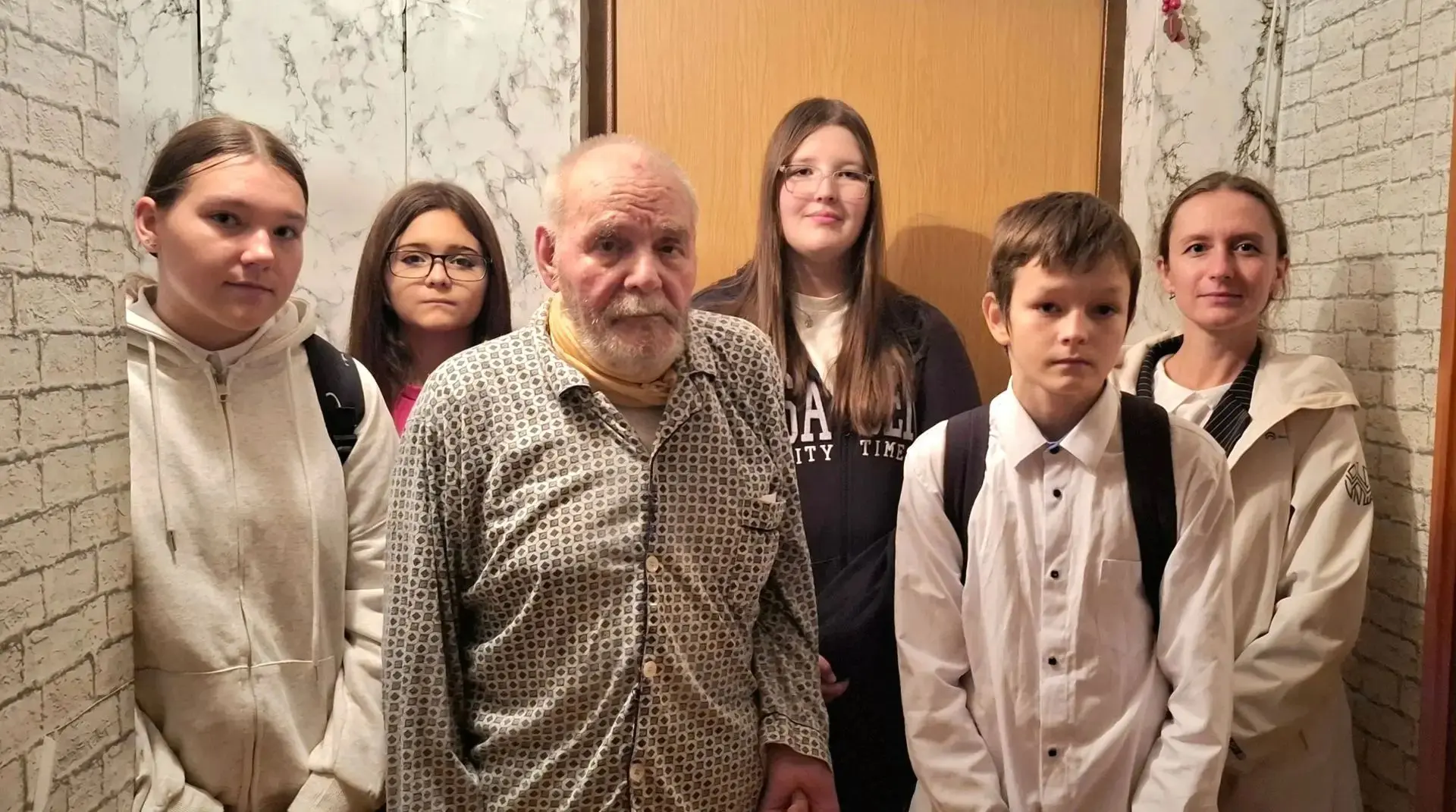 🧡 Ученики 6а и 8д классов поздравили ветеранов нашего микрорайона с Днём добра и уваже...