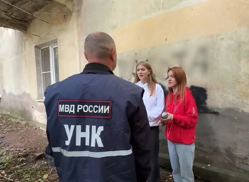 Во Владимире задержали 10 человек за нанесение рекламы наркотиков на фасады жилых домов.