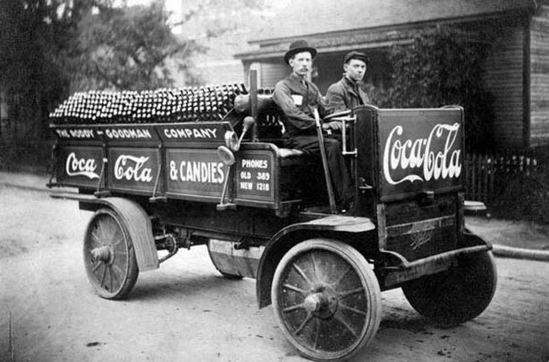 Грузовик доставки компании Coca-Cola, 1909 год.
